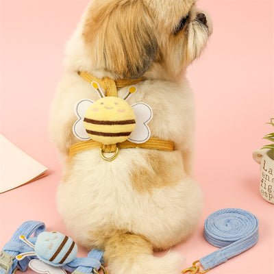 chien assis avec harnais abeille jaune
