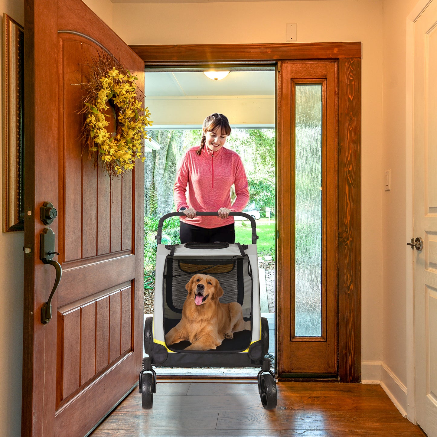 femme rentrant avec chien couché dans poussette à chien GreatPetStroller™