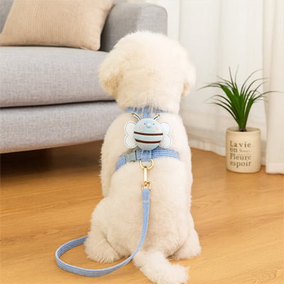 chien assis avec harnais abeille bleu