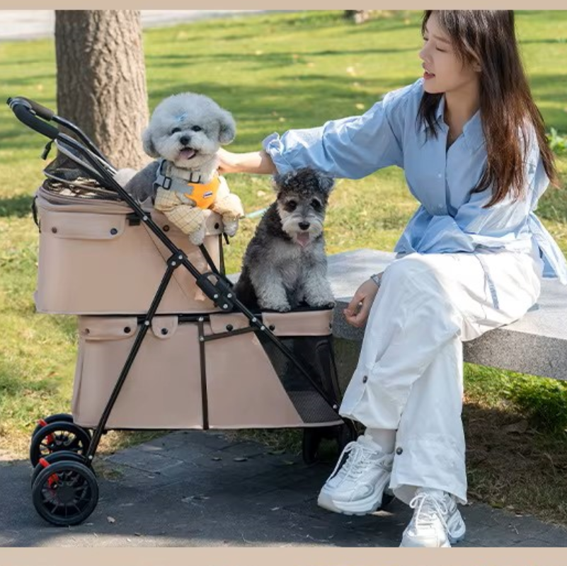 femme assise caresse ses chiens dans poussettes pour chiens DoubleCouchePetStroller