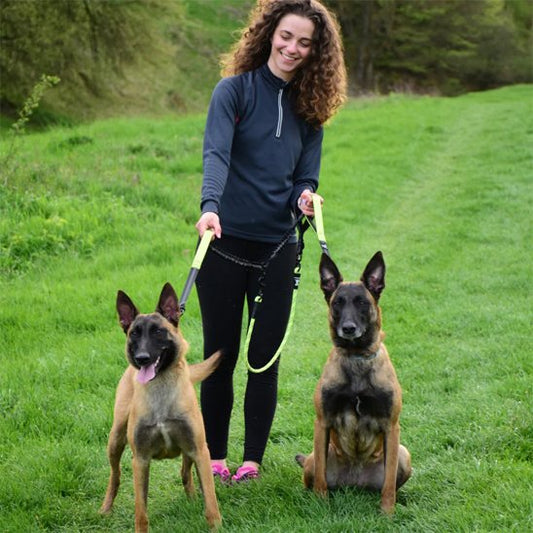 femme balade 2 Malinois avec double laisse pour chien