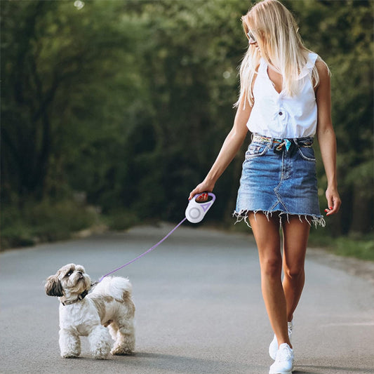 femme balade chien avec laisse chien enrouleur ErgoConfort