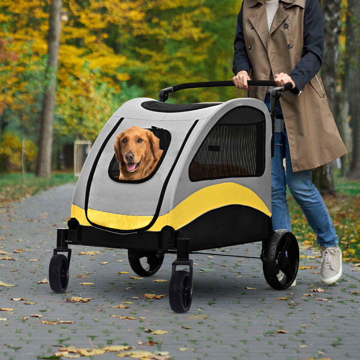 femme balade chien  dans poussette à chien GreatPetStroller™

