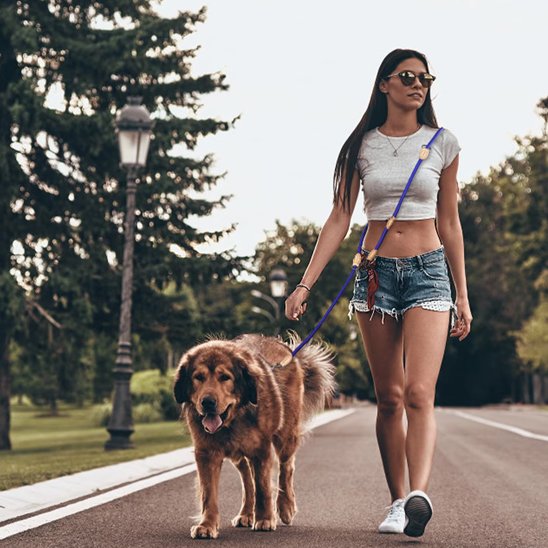 femme balade chien portant laisse double pour chien main libre