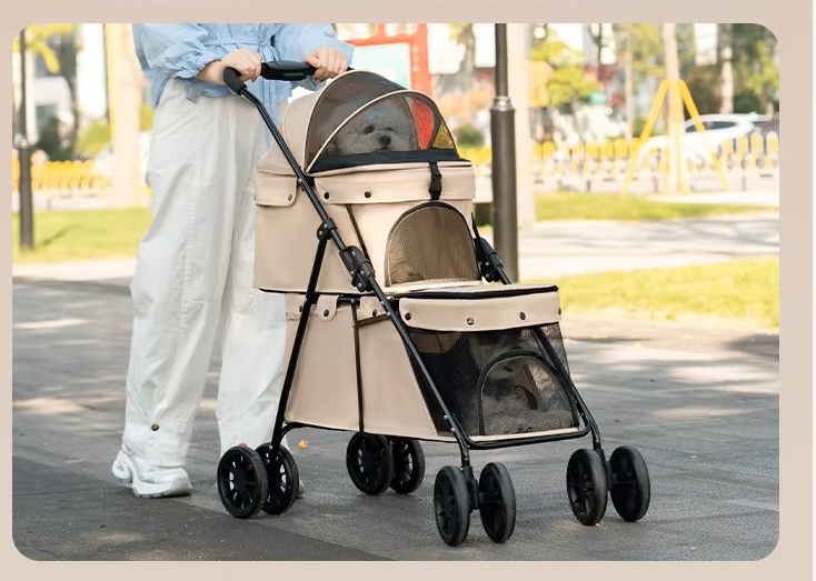 femme balade ses chiens dans poussettes pour chiens DoubleCouchePetStroller