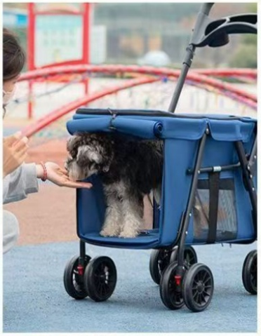 femme caresse chien dans poussette pour chien Comfort Senior