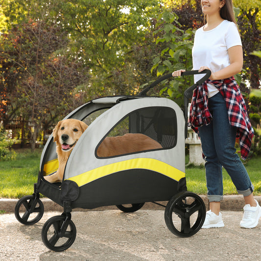 femme marche  avec  chien couché dans poussette à chien GreatPetStroller™
