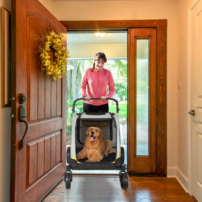 femme rentrant avec  chien couché dans poussette à chien GreatPetStroller™
