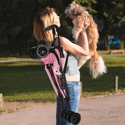 femme tient petit chien dans ses mains, poussette pour chien ConfortMobility rose
pliée sur épaule
