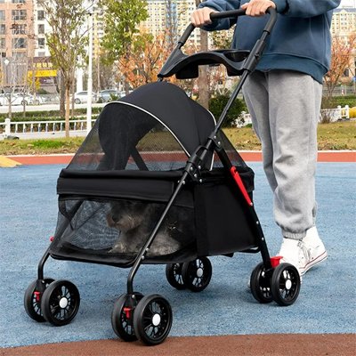 petit chien couché dans poussette pour chien Confort Voyage